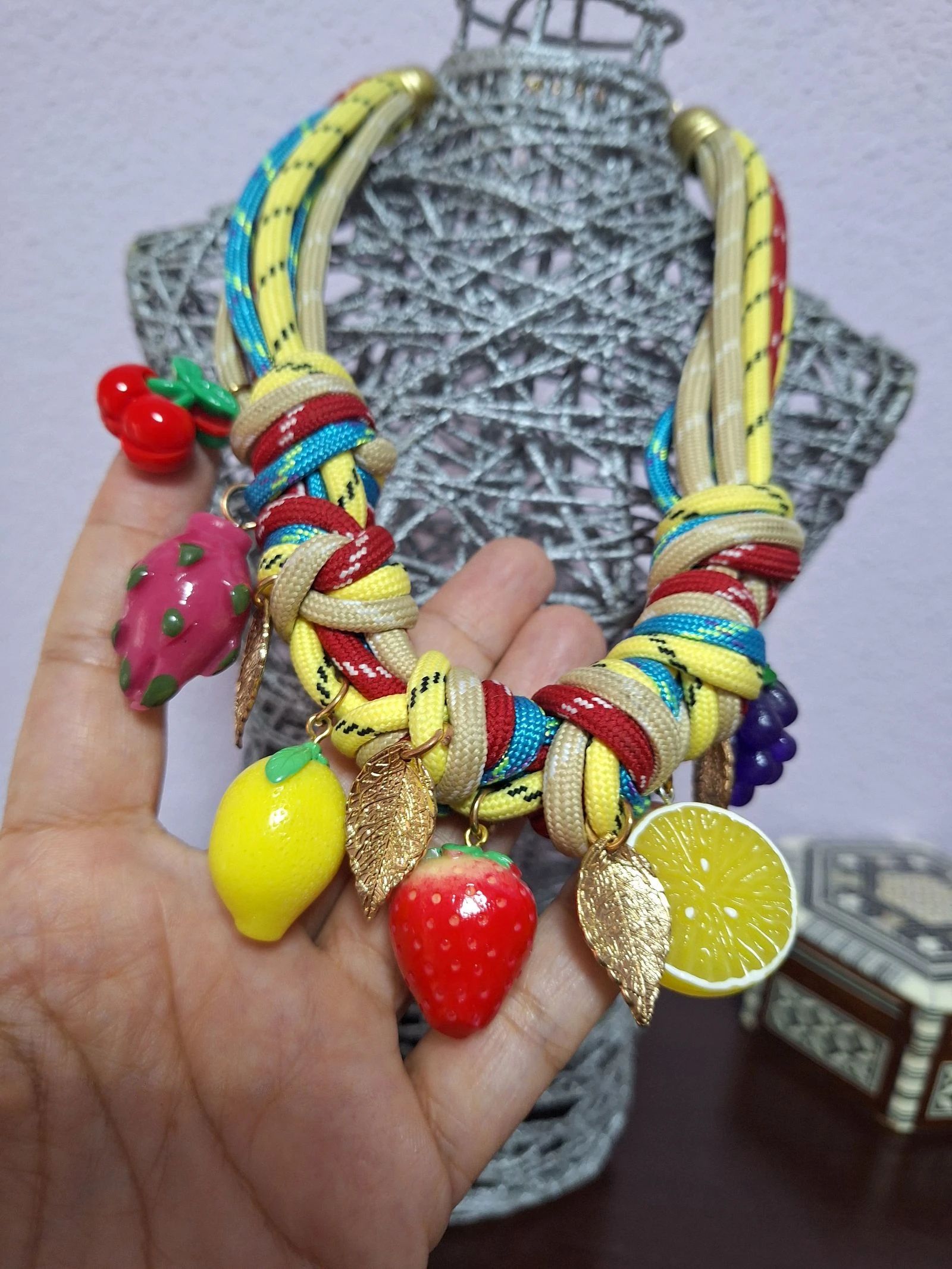 Collier coloré avec cordons tressés et détails de fruits – photo 3
